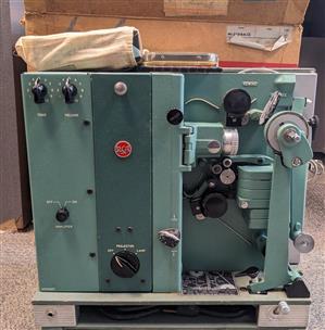 1950S RCA 16MM FILM PROJECTOR WITH 1 REEL Very Good